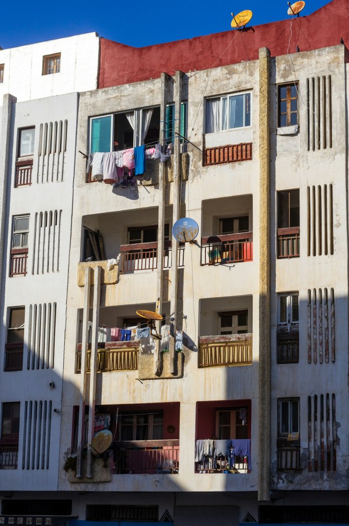 Façade d'un immeuble résidentiel à balcons, à Casablanca.