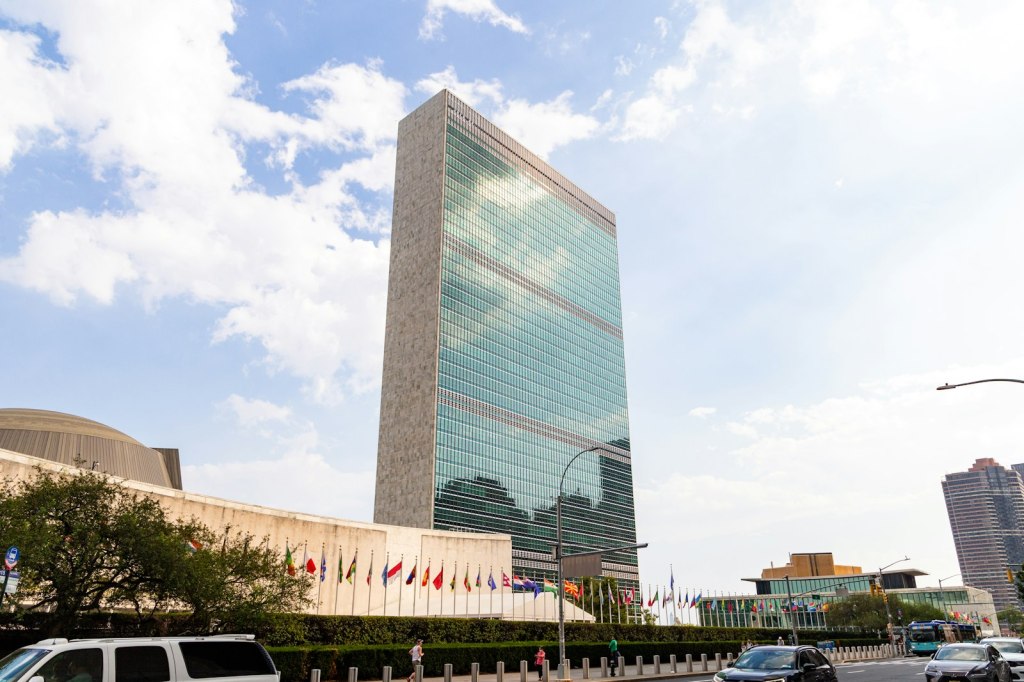 Le siège des Nations Unies à New York, avec les drapeaux des États membres.